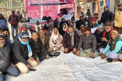 बेगूसराय समाहरणालय पर किसानों का अनिश्चितकालीन धरना शुरू: "हम सिर्फ अन्नदाता ही नहीं, वोटदाता भी हैं" 2