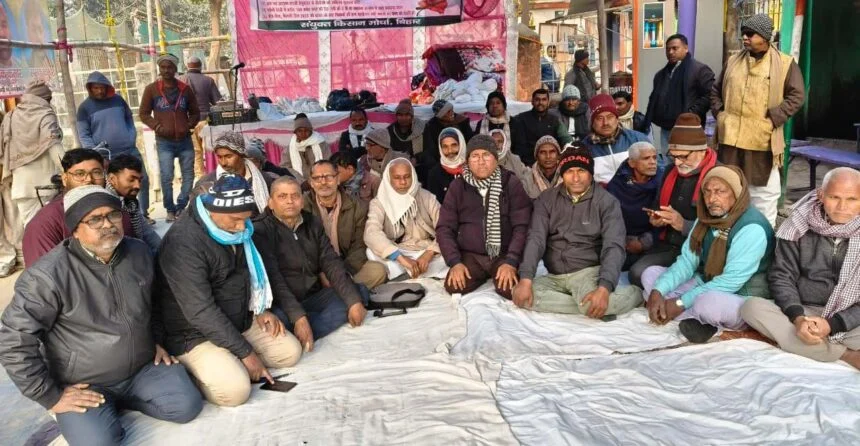 बेगूसराय समाहरणालय पर किसानों का अनिश्चितकालीन धरना शुरू: "हम सिर्फ अन्नदाता ही नहीं, वोटदाता भी हैं" 1