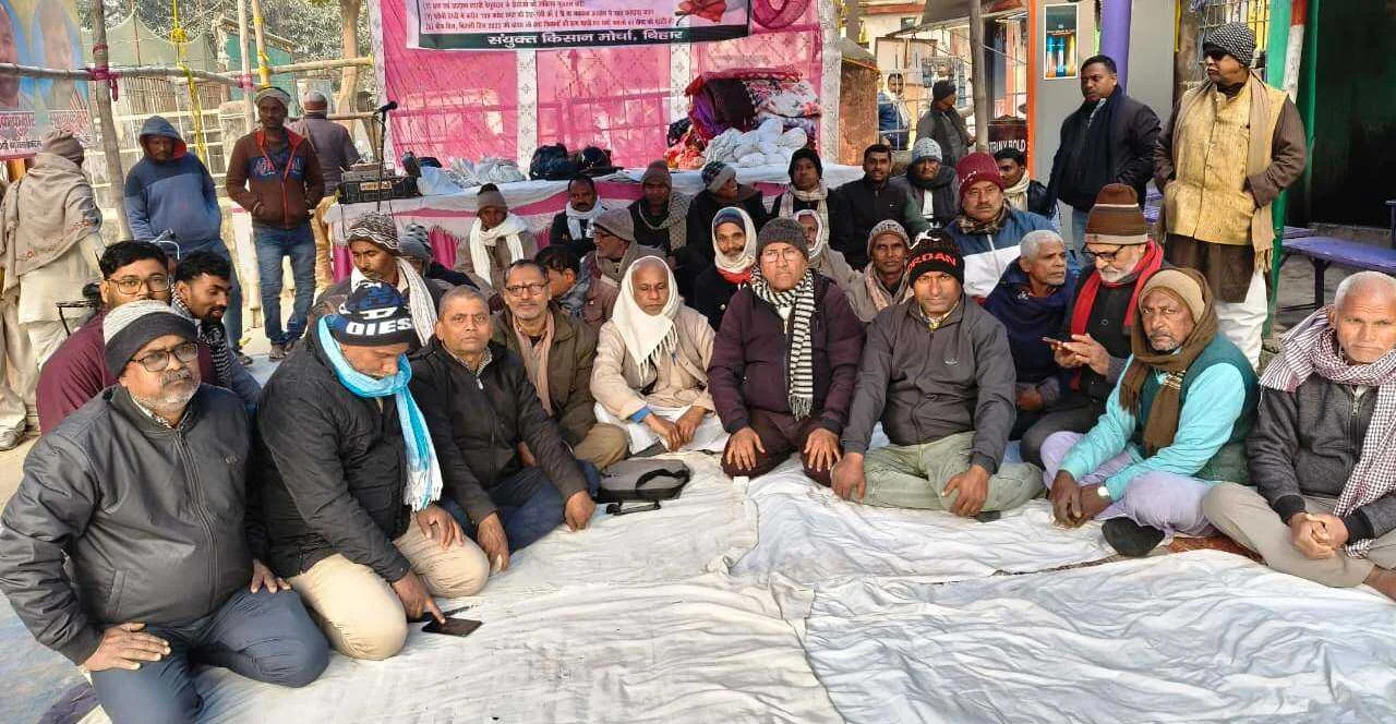 बेगूसराय समाहरणालय पर किसानों का अनिश्चितकालीन धरना शुरू: "हम सिर्फ अन्नदाता ही नहीं, वोटदाता भी हैं" 10