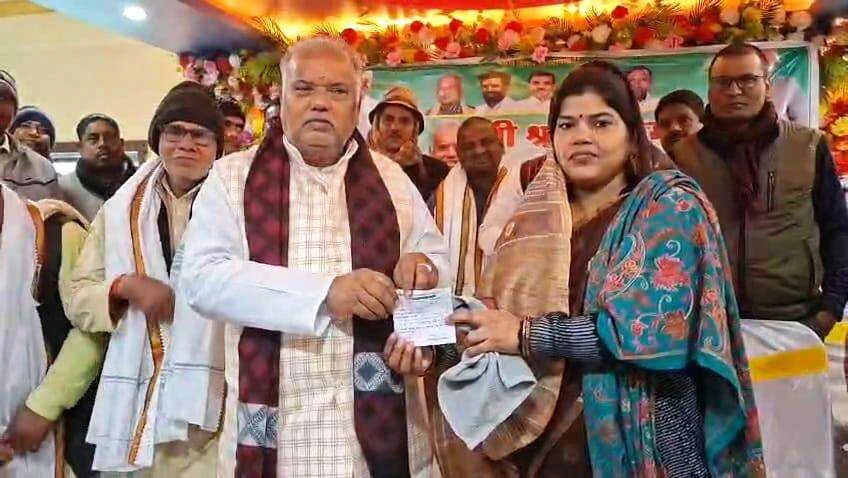 नालंदा के मघड़ा गांव से श्रवण कुमार का सियासी हमला, बोले तेजस्वी यादव को जनता ने नकारा इसीलिए मात्र 25 सीटों पर सिमट गए तेजस्वी, विदेश में पश्चाताप करने गए थे तेजस्वी 14