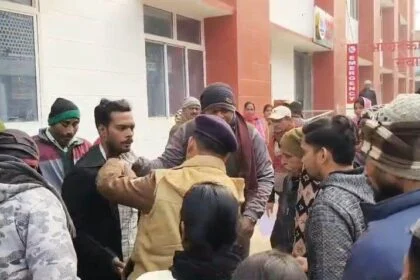 चोर-चोर के शोर से बेगूसराय अस्पताल में मची भगदड़; मासूम के हाथ से गहने खोलकर भाग रहे युवक को भीड़ ने कूटा 22