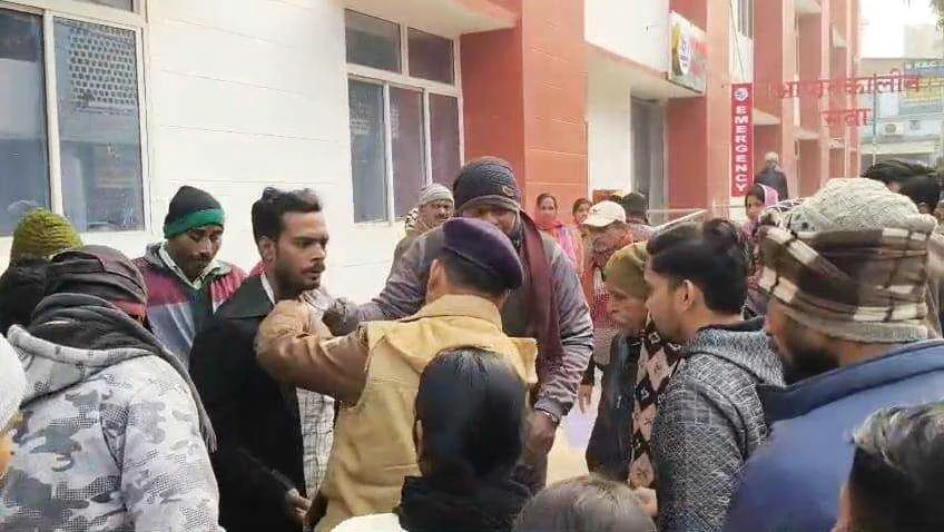 चोर-चोर के शोर से बेगूसराय अस्पताल में मची भगदड़; मासूम के हाथ से गहने खोलकर भाग रहे युवक को भीड़ ने कूटा 4