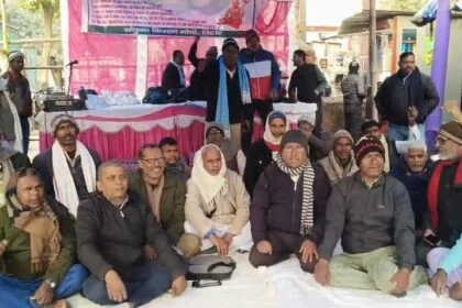 "न धान बिक रहा, न पैसा मिल रहा": बदहाल किसानों ने मांगों को लेकर बेगूसराय समाहरणालय के मुख्य द्वार पर डाला डेरा 16