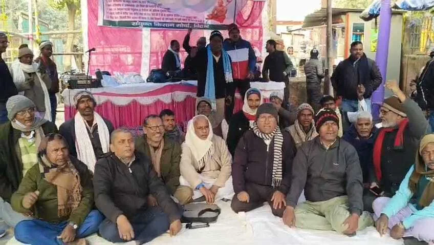 "न धान बिक रहा, न पैसा मिल रहा": बदहाल किसानों ने मांगों को लेकर बेगूसराय समाहरणालय के मुख्य द्वार पर डाला डेरा 5