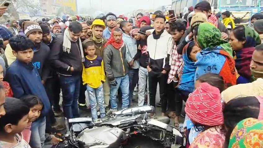 बेगूसराय में सुबह-सुबह भीषण सड़क हादसा, हाइवा की चपेट में आए तीन युवक, आक्रोशित भीड़ ने किया चक्का जाम 1