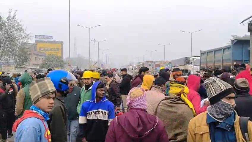 बेगूसराय में सुबह-सुबह भीषण सड़क हादसा, हाइवा की चपेट में आए तीन युवक, आक्रोशित भीड़ ने किया चक्का जाम 3