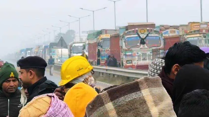 बेगूसराय में सुबह-सुबह भीषण सड़क हादसा, हाइवा की चपेट में आए तीन युवक, आक्रोशित भीड़ ने किया चक्का जाम 2