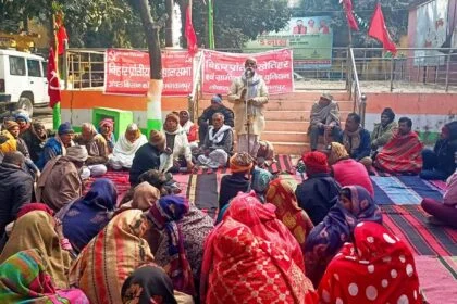 बेगूसराय: भगवानपुर में गरजे मजदूर-किसान, प्रखंड कार्यालय पर जोरदार प्रदर्शन, रोजगार और जमीन की मांग को लेकर घेराव 30