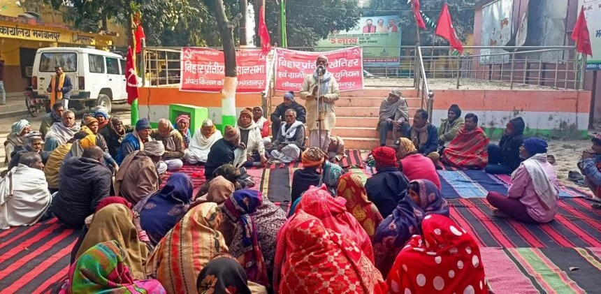 बेगूसराय: भगवानपुर में गरजे मजदूर-किसान, प्रखंड कार्यालय पर जोरदार प्रदर्शन, रोजगार और जमीन की मांग को लेकर घेराव 1