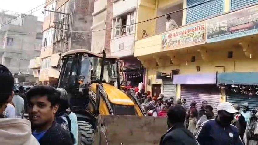 बिहार शरीफ में प्लास्टिक के खिलाफ 'बुलडोजर' एक्शन, 2 टन सिंगल यूज प्लास्टिक जब्त, दुकानदारों से वसूला 41 हजार जुर्माना 2