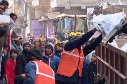 बिहार शरीफ में प्लास्टिक के खिलाफ 'बुलडोजर' एक्शन, 2 टन सिंगल यूज प्लास्टिक जब्त, दुकानदारों से वसूला 41 हजार जुर्माना 22