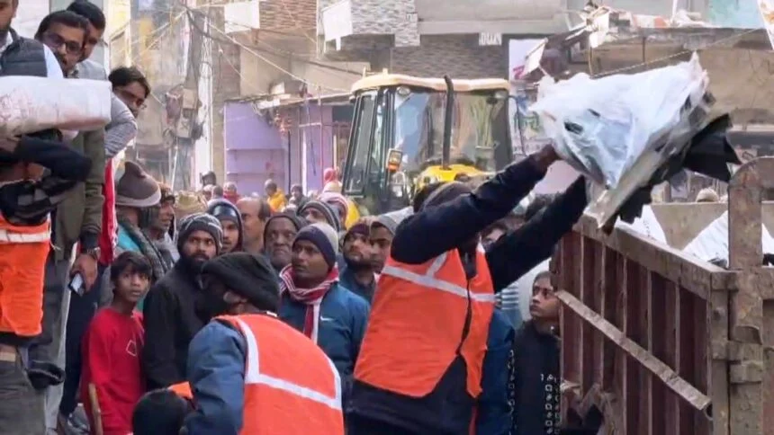 बिहार शरीफ में प्लास्टिक के खिलाफ 'बुलडोजर' एक्शन, 2 टन सिंगल यूज प्लास्टिक जब्त, दुकानदारों से वसूला 41 हजार जुर्माना 1