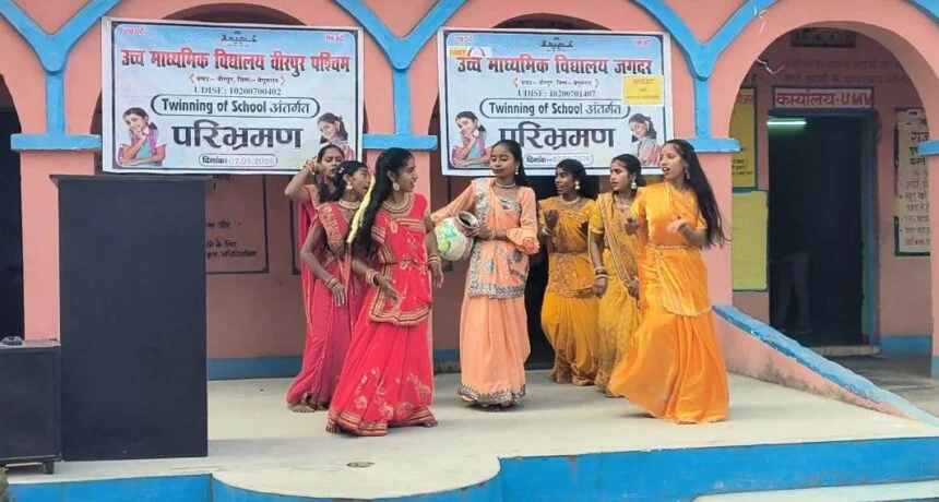 'ट्यूनिंग ऑफ स्कूल': जगदर और बरैपुरा स्कूल के बच्चों का मिलन, लोकनृत्य और प्रतियोगिताओं से गुलजार हुआ परिसरडीएनबी भारत डेस्क 1