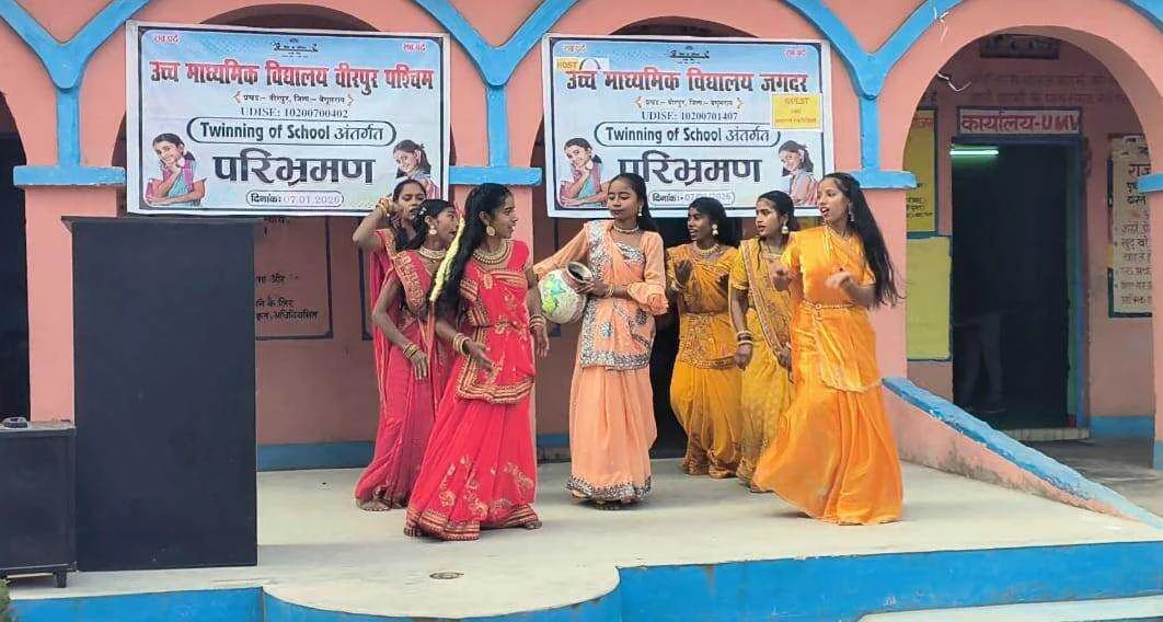 'ट्यूनिंग ऑफ स्कूल': जगदर और बरैपुरा स्कूल के बच्चों का मिलन, लोकनृत्य और प्रतियोगिताओं से गुलजार हुआ परिसरडीएनबी भारत डेस्क 2