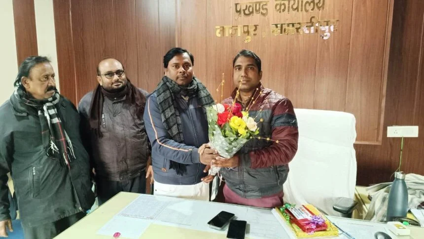 समस्तीपुर के ताजपुर में BDO को नए साल की बधाई दे शिक्षकों ने मांगी प्रोन्नति, मिला आश्वासन 1