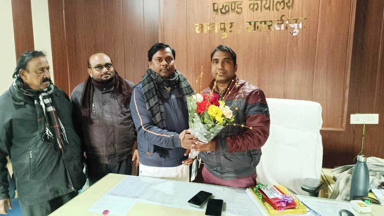 समस्तीपुर के ताजपुर में BDO को नए साल की बधाई दे शिक्षकों ने मांगी प्रोन्नति, मिला आश्वासन 11