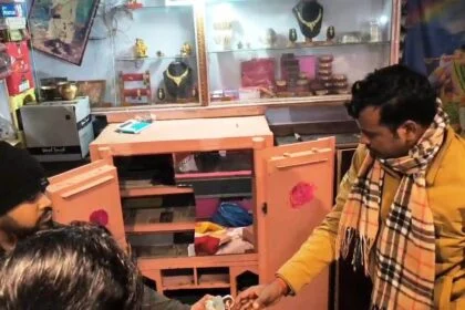 नालंदा: चंडी थाना क्षेत्र इलाके के लालगंज और जैतीपुर गांव में 3 ज्वेलरी दुकानों में करीब 36 लाख की हुई चोरी, थाना से महज कुछ ही मीटर की दूरी पर हुई चोरी, सर्राफा व्यवसाई मे आक्रोश 51