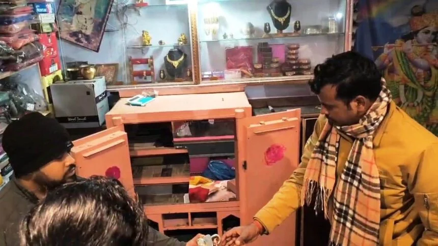 नालंदा: चंडी थाना क्षेत्र इलाके के लालगंज और जैतीपुर गांव में 3 ज्वेलरी दुकानों में करीब 36 लाख की हुई चोरी, थाना से महज कुछ ही मीटर की दूरी पर हुई चोरी, सर्राफा व्यवसाई मे आक्रोश 1
