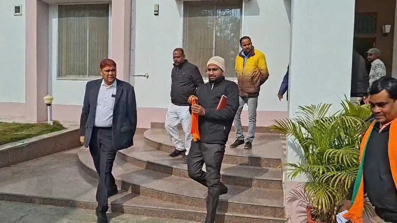 नालंदा की मुस्लिम महिलाओ ने बुर्का या हिजाब उतारने से किया इंकार, कहा सोना चांदी नहीं पहनेंगे लेकिन बुर्का या हिजाब उतारकर ज्वेलरी दुकान मे नहीं करेगे प्रवेश 2