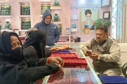 नालंदा की मुस्लिम महिलाओ ने बुर्का या हिजाब उतारने से किया इंकार, कहा सोना चांदी नहीं पहनेंगे लेकिन बुर्का या हिजाब उतारकर ज्वेलरी दुकान मे नहीं करेगे प्रवेश 24