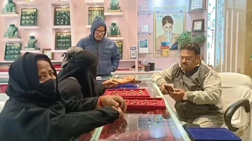 नालंदा की मुस्लिम महिलाओ ने बुर्का या हिजाब उतारने से किया इंकार, कहा सोना चांदी नहीं पहनेंगे लेकिन बुर्का या हिजाब उतारकर ज्वेलरी दुकान मे नहीं करेगे प्रवेश 1