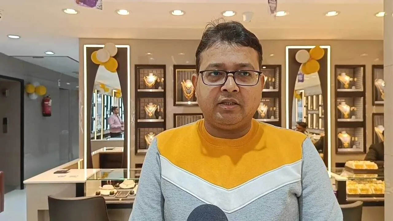 नालंदा की मुस्लिम महिलाओ ने बुर्का या हिजाब उतारने से किया इंकार, कहा सोना चांदी नहीं पहनेंगे लेकिन बुर्का या हिजाब उतारकर ज्वेलरी दुकान मे नहीं करेगे प्रवेश 3