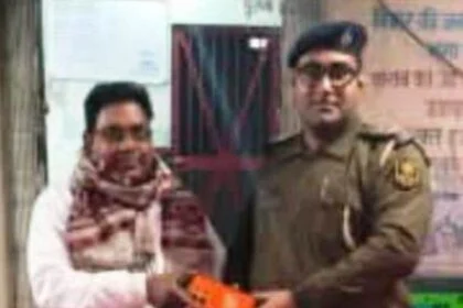 ऑपरेशन मुस्कान: वीरपुर पुलिस ने लौटाया पंचायत समिति प्रतिनिधि का खोया मोबाइल, चेहरे पर लौटी खुशी 28