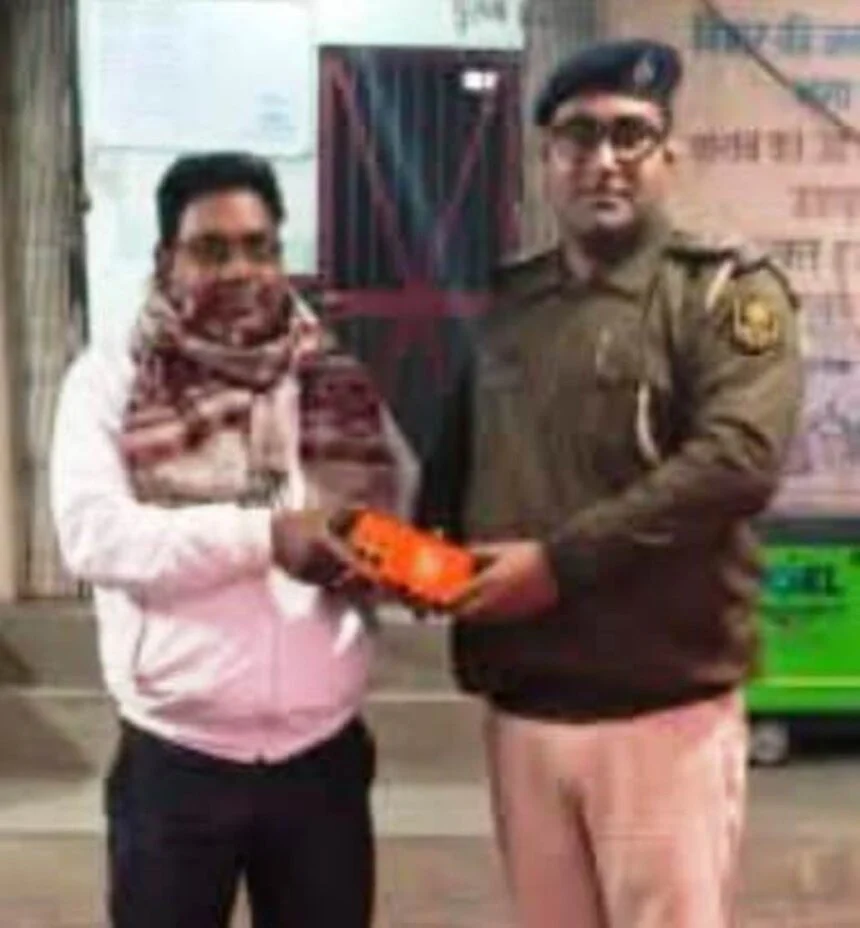 ऑपरेशन मुस्कान: वीरपुर पुलिस ने लौटाया पंचायत समिति प्रतिनिधि का खोया मोबाइल, चेहरे पर लौटी खुशी 1