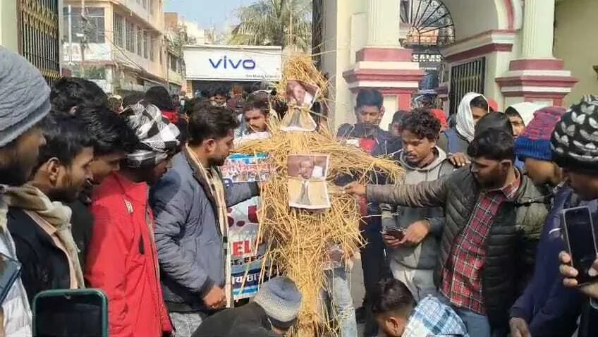 बेगूसराय जीडी कॉलेज के समझ एनएसयूआई छात्रों ने अपनी विभिन्न मांगों को लेकर किया प्रदर्शन, दरभंगा विश्वविद्यालय के VC का किया पुतला दहन 3