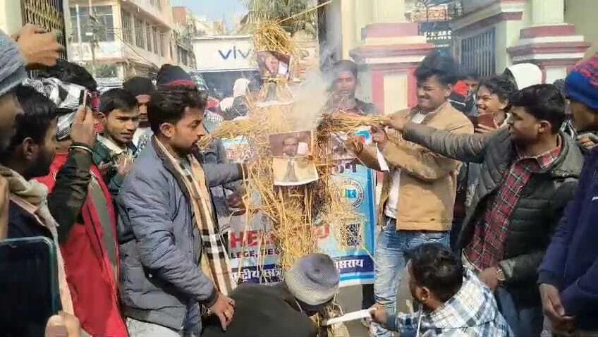 बेगूसराय जीडी कॉलेज के समझ एनएसयूआई छात्रों ने अपनी विभिन्न मांगों को लेकर किया प्रदर्शन, दरभंगा विश्वविद्यालय के VC का किया पुतला दहन 15
