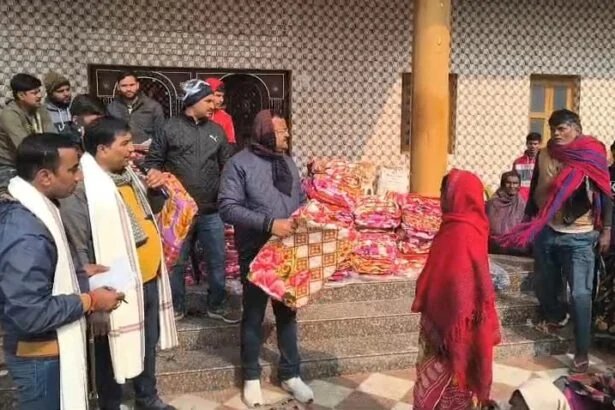 तेघड़ा के गौड़ा गांव में समाजसेवी हेमंत शर्मा ने सैकड़ों जरूरतमंदों के बीच बांटे कंबल 7