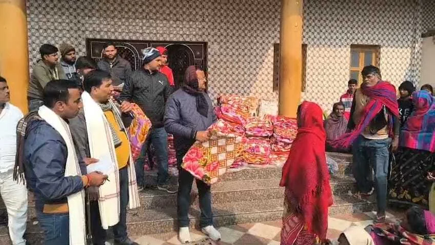 तेघड़ा के गौड़ा गांव में समाजसेवी हेमंत शर्मा ने सैकड़ों जरूरतमंदों के बीच बांटे कंबल 10