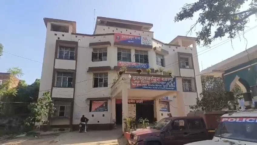 नालंदा : इसलामपुर पुलिस और STF का बड़ा एक्शन: आत्मा मठ में चल रही 'मिनी गन फैक्ट्री' का खुलासा, 3 गिरफ्तार 2