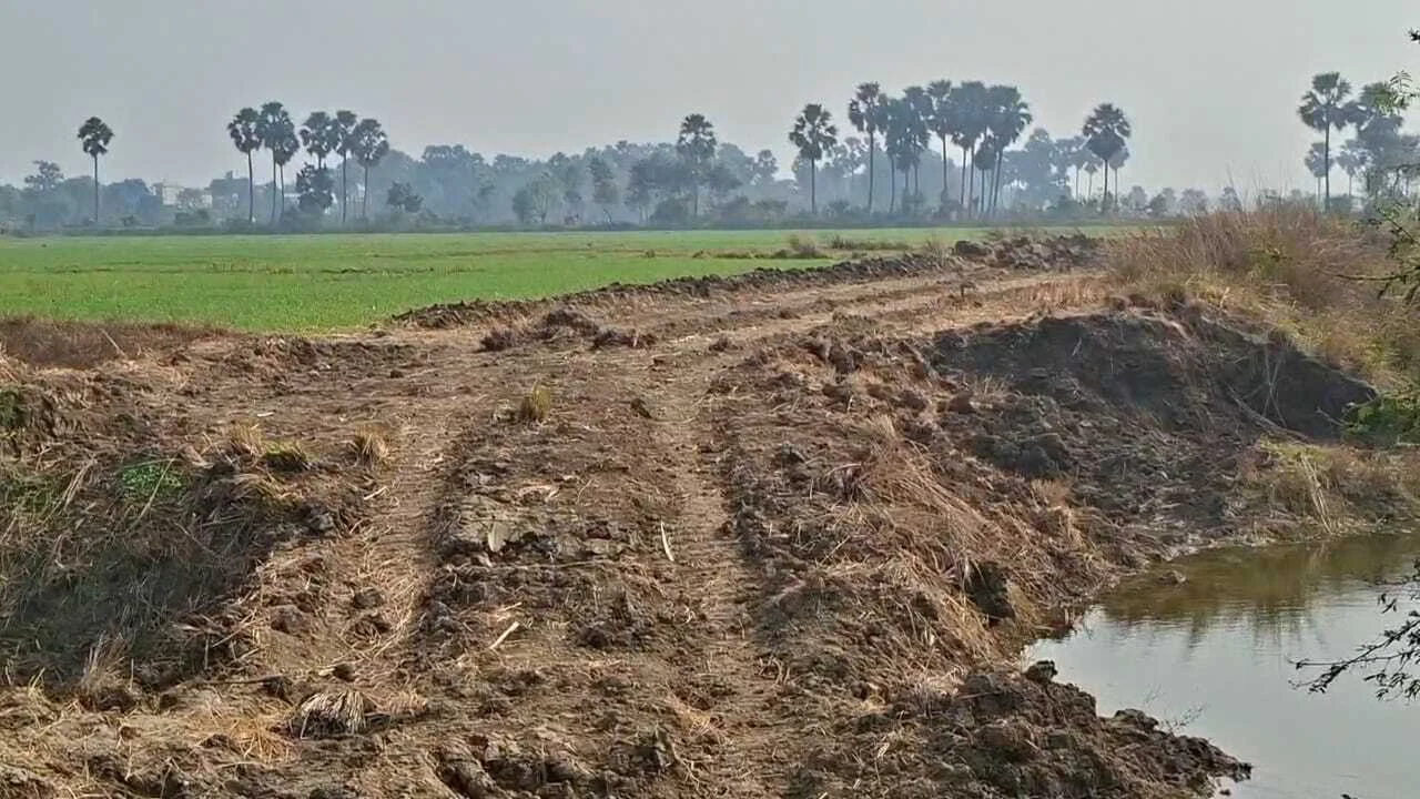 नालंदा: बौद्ध सर्किट रोड बना किसानों के लिए संकट की सड़क, मुआवजे को लेकर सैकड़ों किसान सड़क पर, 25 बीघा जमीन, सरकारी रेट 4.90 लाख, मिल रहा 83 हजार, मुआवजा नहीं तो होगा आंदोलन 4