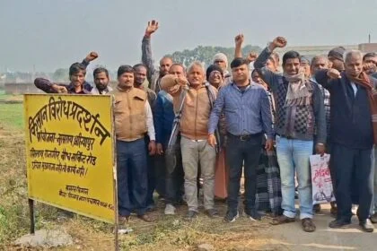 नालंदा: बौद्ध सर्किट रोड बना किसानों के लिए संकट की सड़क, मुआवजे को लेकर सैकड़ों किसान सड़क पर, 25 बीघा जमीन, सरकारी रेट 4.90 लाख, मिल रहा 83 हजार, मुआवजा नहीं तो होगा आंदोलन 6