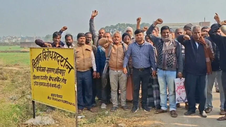 नालंदा: बौद्ध सर्किट रोड बना किसानों के लिए संकट की सड़क, मुआवजे को लेकर सैकड़ों किसान सड़क पर, 25 बीघा जमीन, सरकारी रेट 4.90 लाख, मिल रहा 83 हजार, मुआवजा नहीं तो होगा आंदोलन 1