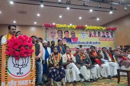 बेगूसराय में विपक्ष पर बरसे भाजपा नेता, संजय सरावगी ने तेजस्वी को घेरा, तो गिरिराज सिंह ने कहा- ‘लालू-तेजस्वी बने मौनी बाबा 29