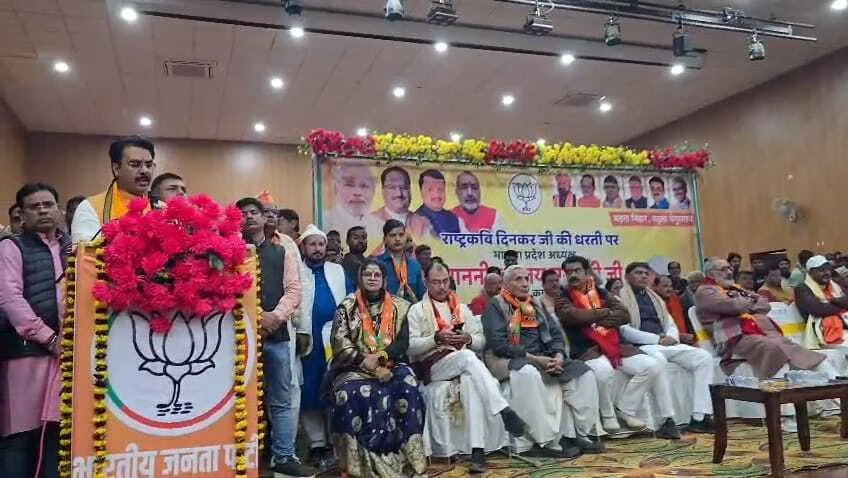 बेगूसराय में विपक्ष पर बरसे भाजपा नेता, संजय सरावगी ने तेजस्वी को घेरा, तो गिरिराज सिंह ने कहा- ‘लालू-तेजस्वी बने मौनी बाबा 4