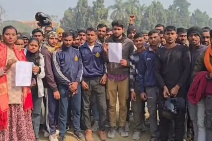 मेरिट लिस्ट और किट मिलने के बाद भी अटकी बहाली, बेगूसराय में सैकड़ों गृह रक्षकों ने केंद्रीय मंत्री को घेरा 24