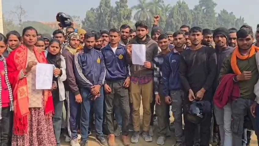 मेरिट लिस्ट और किट मिलने के बाद भी अटकी बहाली, बेगूसराय में सैकड़ों गृह रक्षकों ने केंद्रीय मंत्री को घेरा 1