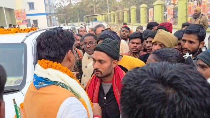 मेरिट लिस्ट और किट मिलने के बाद भी अटकी बहाली, बेगूसराय में सैकड़ों गृह रक्षकों ने केंद्रीय मंत्री को घेरा 2