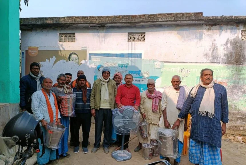 पशुपालकों के लिए खुशहाली की सौगात: डीह पर पंचायत में 12 किसानों के बीच बोनस राशि और सामग्री का वितरण 1
