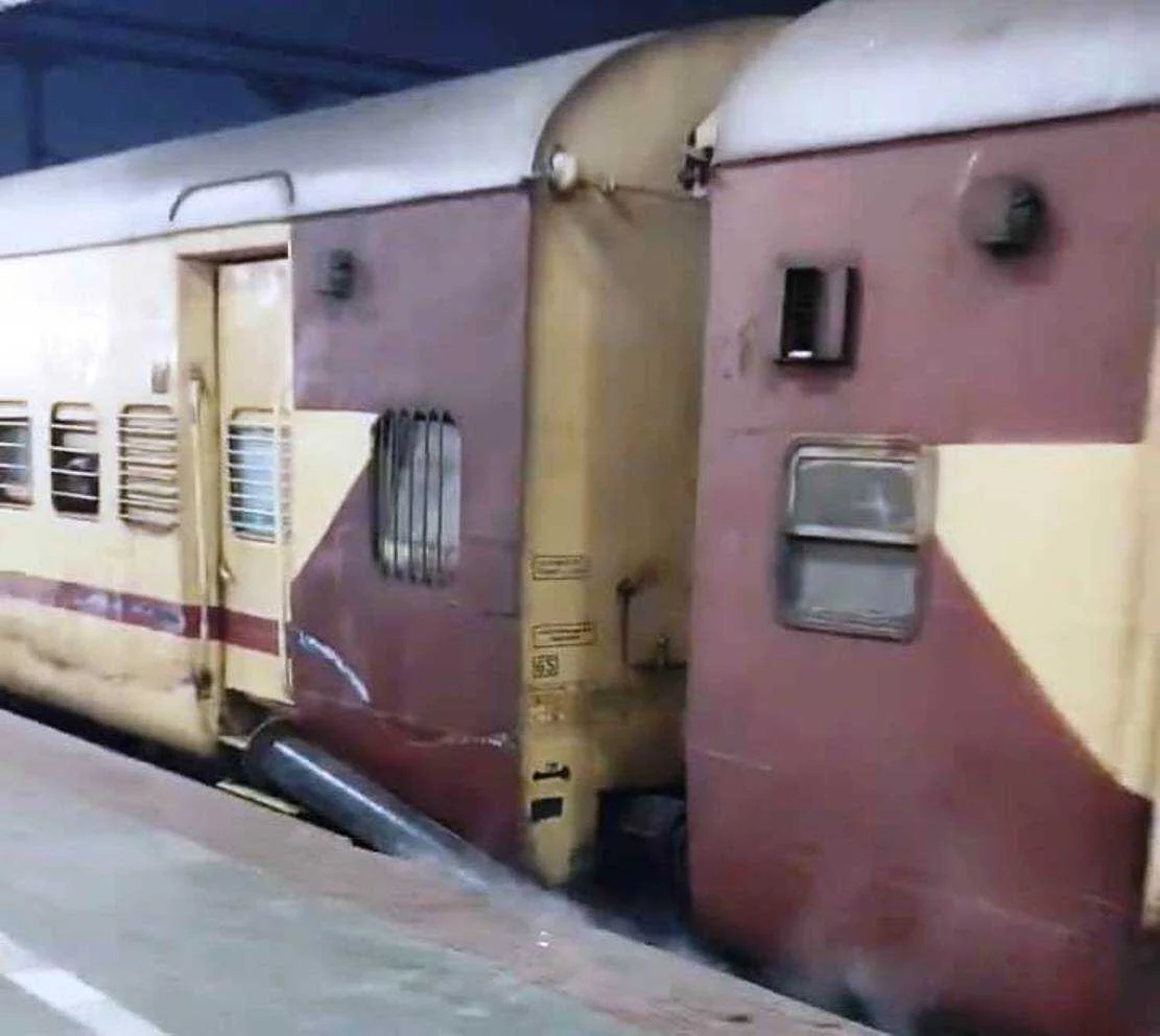 बड़ा रेल हादसा टला: समस्तीपुर स्टेशन पर चलती ट्रेन में फंसा लोहे का पाइप, 140 मीटर तक घिसटता रहा कोच 2