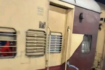 बड़ा रेल हादसा टला: समस्तीपुर स्टेशन पर चलती ट्रेन में फंसा लोहे का पाइप, 140 मीटर तक घिसटता रहा कोच 30