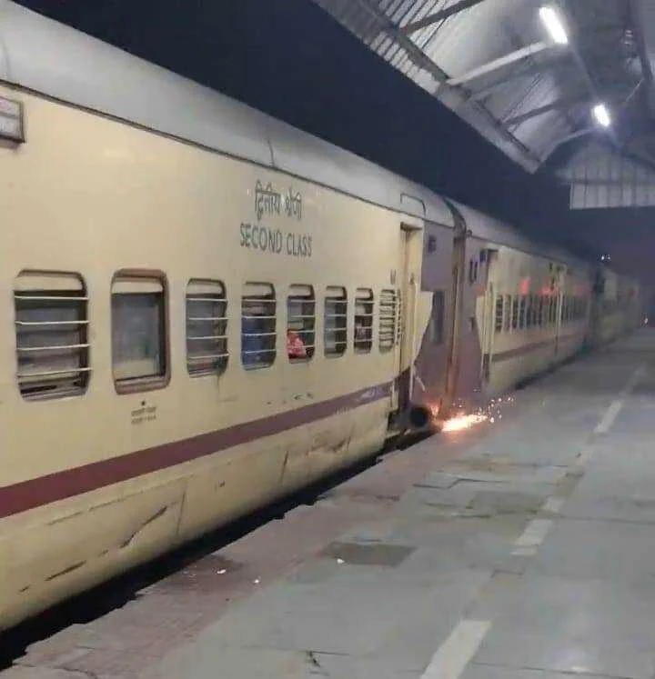 बड़ा रेल हादसा टला: समस्तीपुर स्टेशन पर चलती ट्रेन में फंसा लोहे का पाइप, 140 मीटर तक घिसटता रहा कोच 3