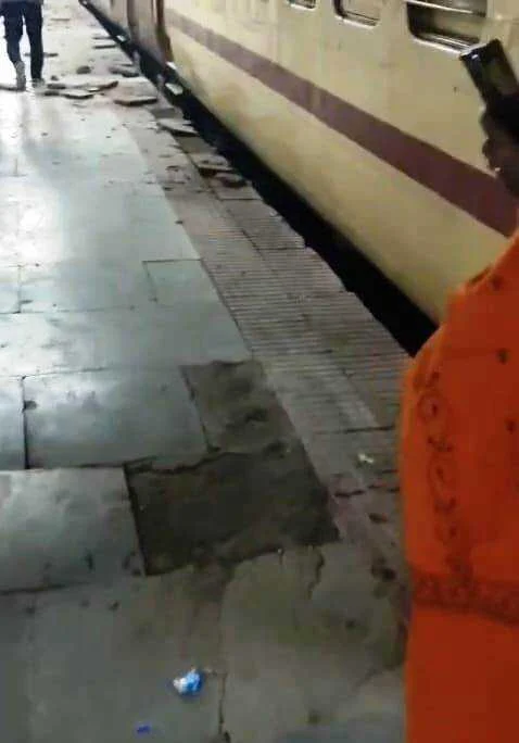 बड़ा रेल हादसा टला: समस्तीपुर स्टेशन पर चलती ट्रेन में फंसा लोहे का पाइप, 140 मीटर तक घिसटता रहा कोच 4