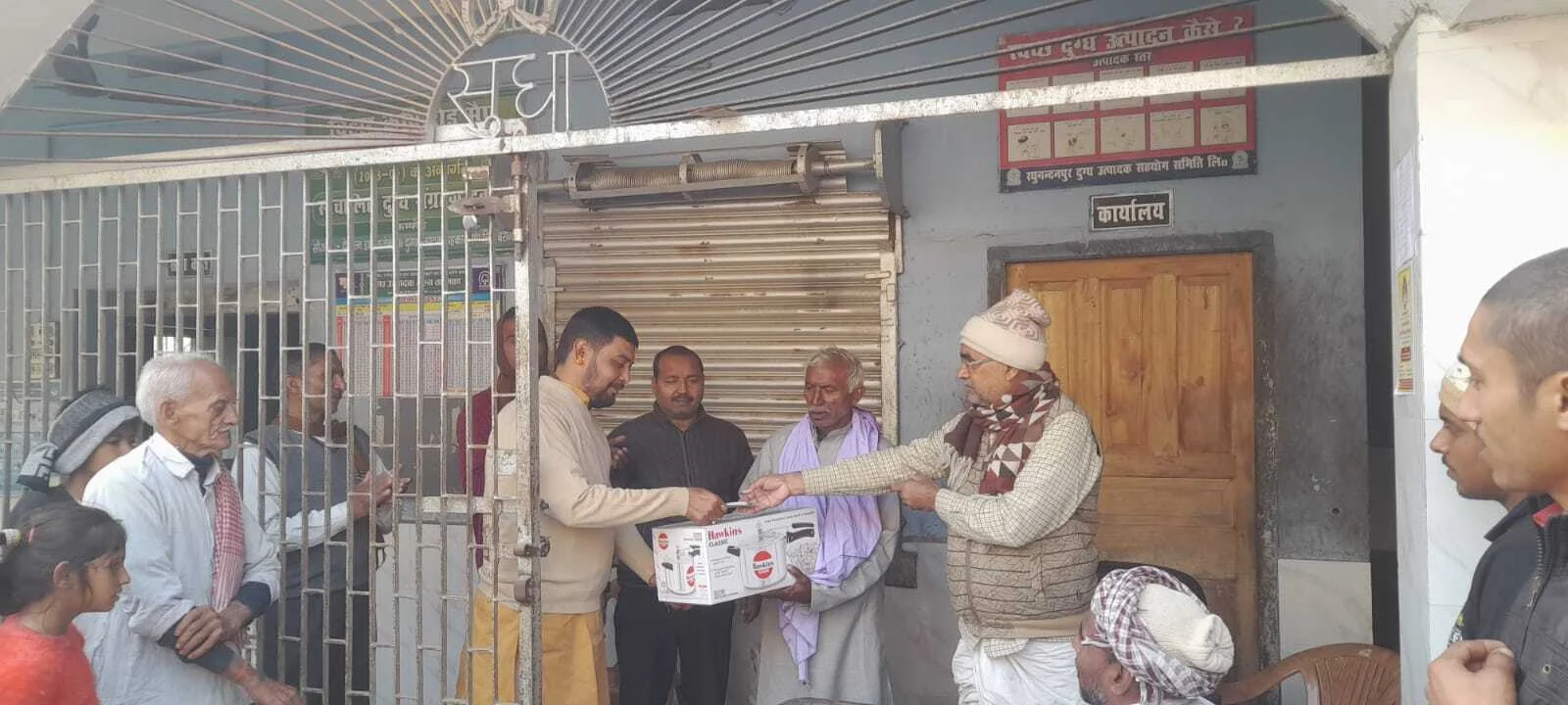 भगवानपुर में श्वेत क्रांति की चमक: दुग्ध समिति ने किसानों को दिया लाखों का बोनस, गरीबों के बीच बंटे कंबल 2