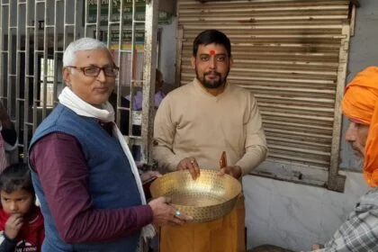 भगवानपुर में श्वेत क्रांति की चमक: दुग्ध समिति ने किसानों को दिया लाखों का बोनस, गरीबों के बीच बंटे कंबल 17