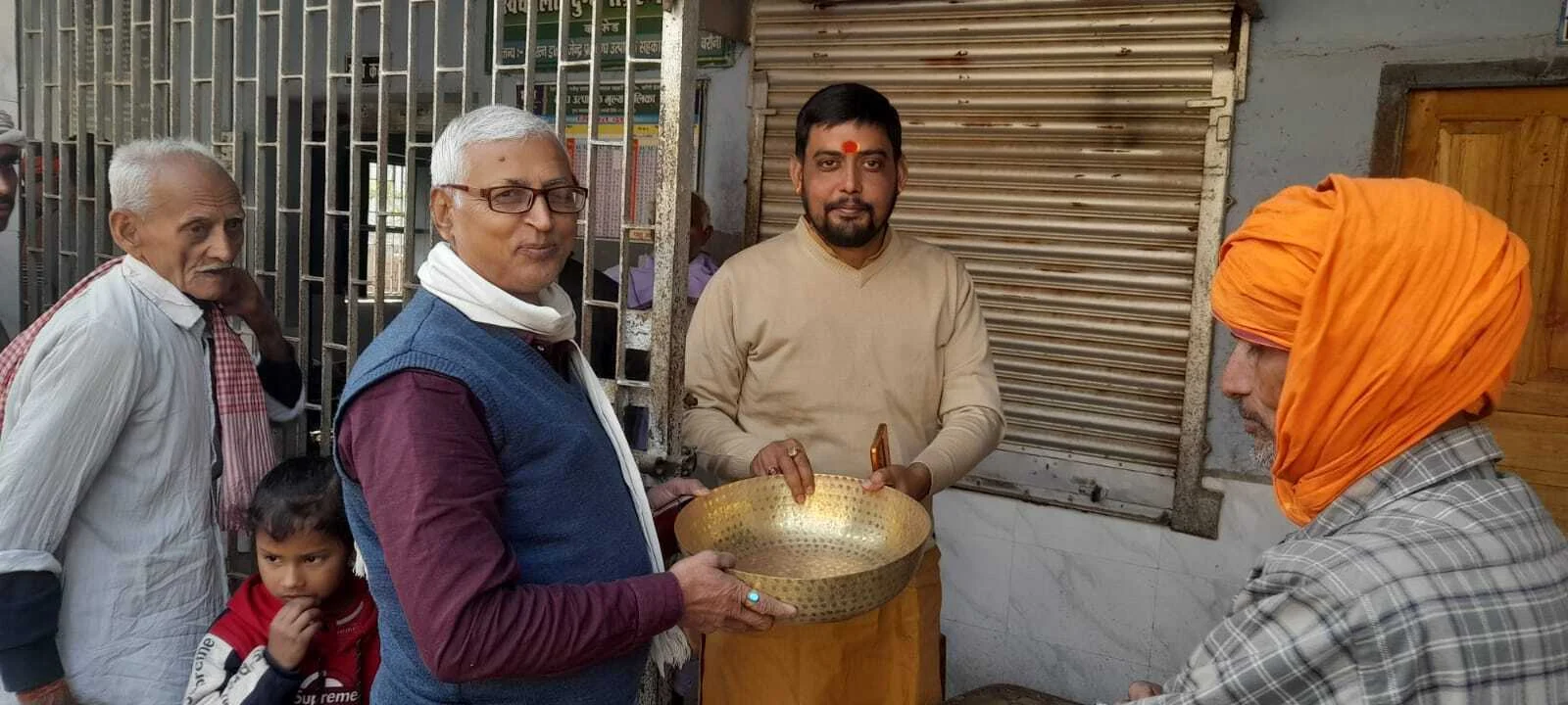 भगवानपुर में श्वेत क्रांति की चमक: दुग्ध समिति ने किसानों को दिया लाखों का बोनस, गरीबों के बीच बंटे कंबल 8