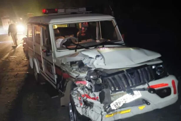 बछवाड़ा में NH-28 पर तेल टैंकर ने डायल 112 की पुलिस गाड़ी को मारी टक्कर, बाल-बाल बचे पुलिसकर्मी 5